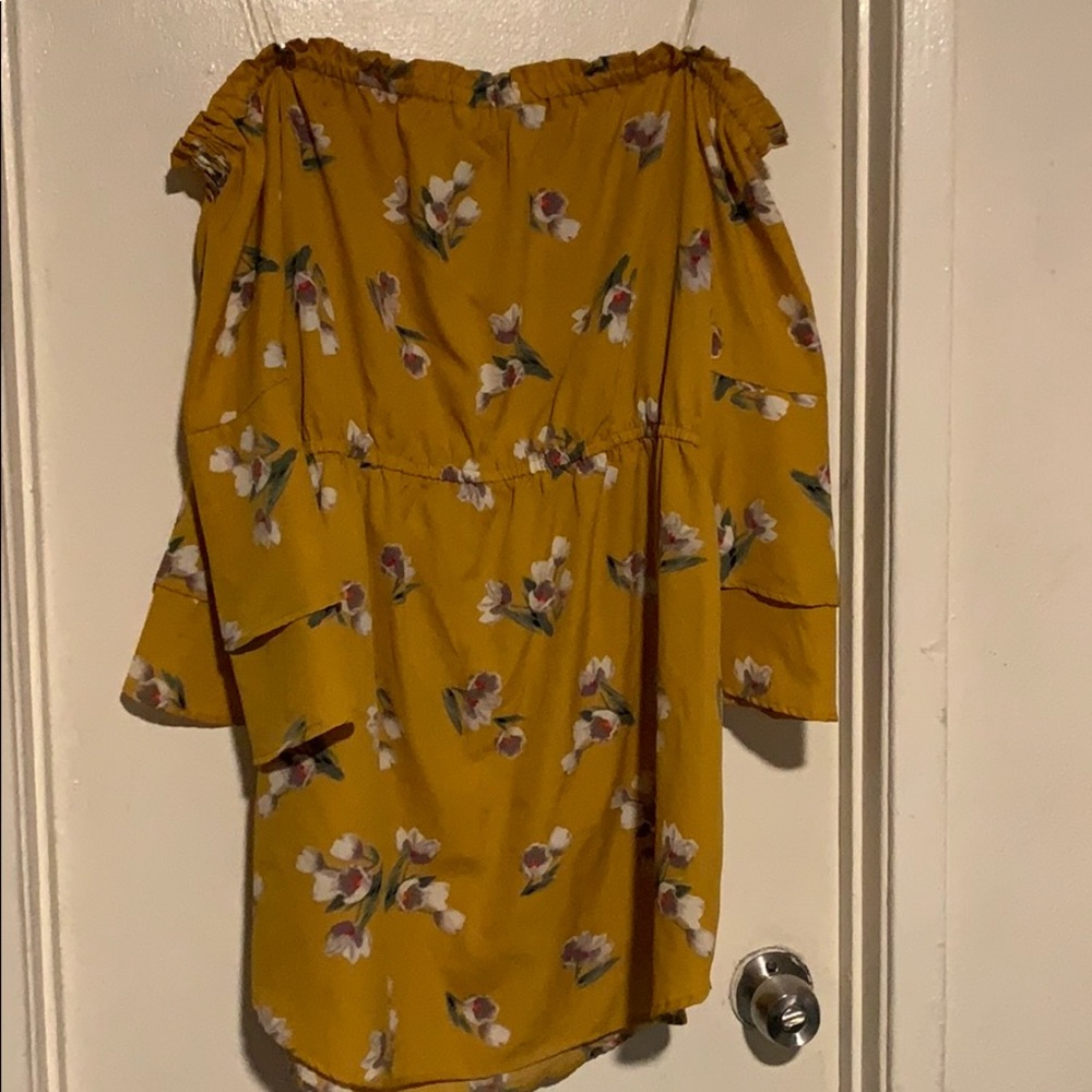Off the shoulder - Picture 3 of 3